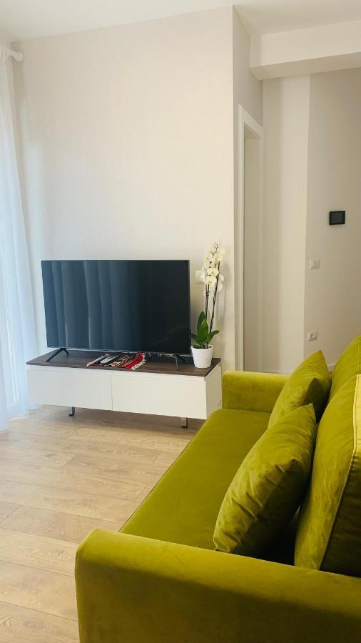 Proper Central Apartment ติรานา ภายนอก รูปภาพ